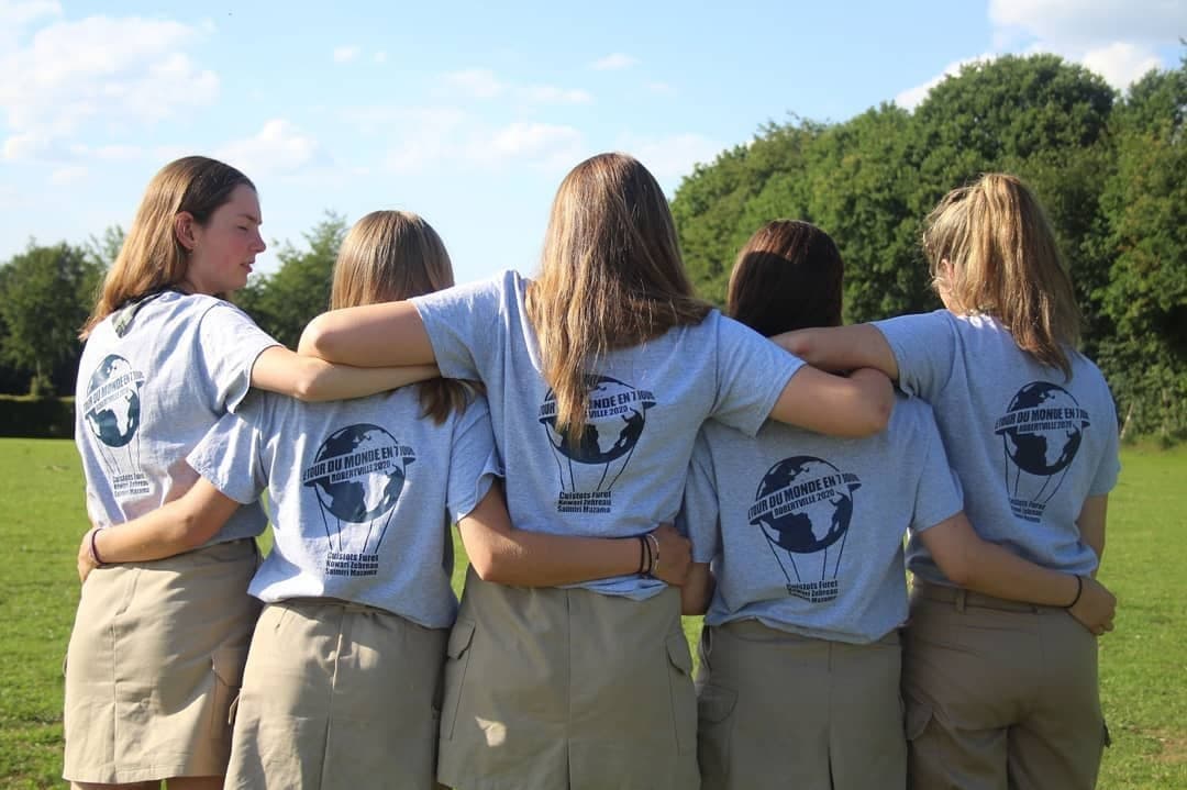 Groep met bedrukte t-shirts